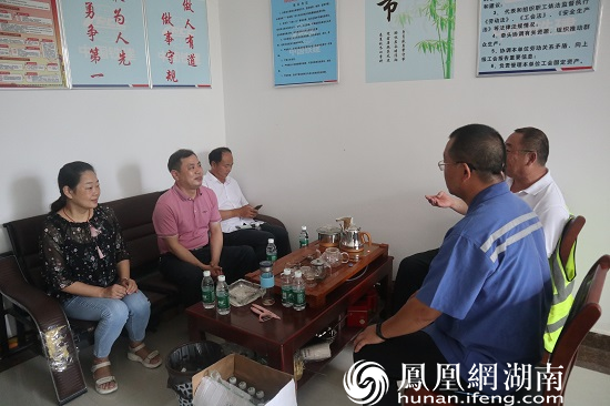 胡元琴一行详细了解项目施工情况