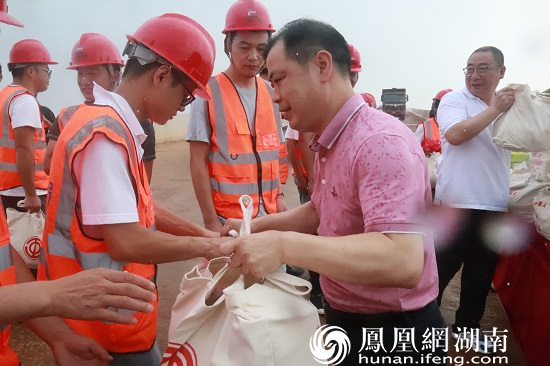 为工人送去慰问物资